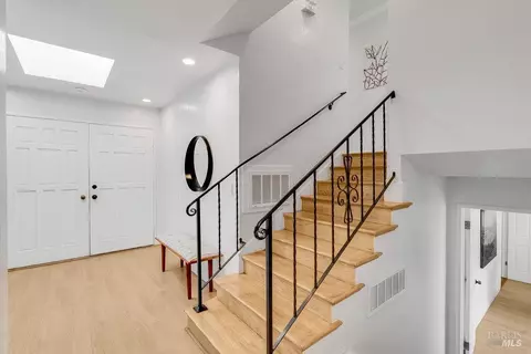 Entry Way - 112 Palomar Ln, Vallejo, CA 94591 photo 5 of 10
