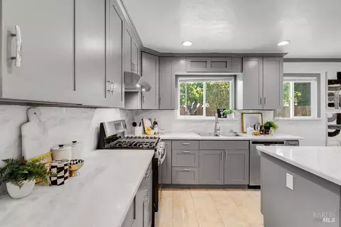 Kitchen - 112 Palomar Ln, Vallejo, CA 94591 photo 6 of 8