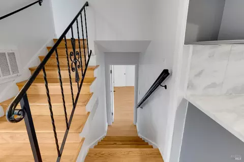 Entry Way - 112 Palomar Ln, Vallejo, CA 94591 photo 9 of 10