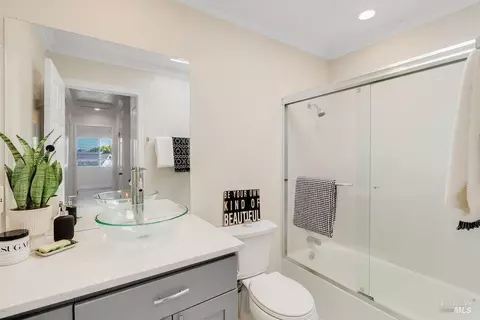 Bath - 112 Palomar Ln, Vallejo, CA 94591 photo 8 of 14