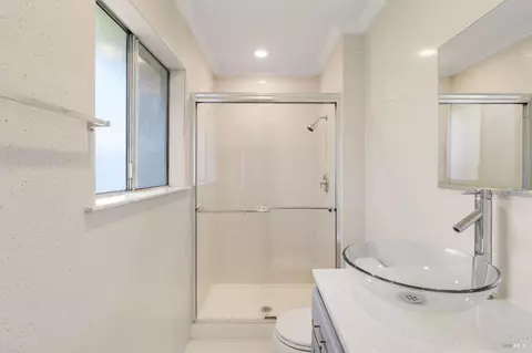 Bath - 112 Palomar Ln, Vallejo, CA 94591 photo 10 of 14