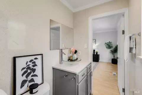 Bath - 112 Palomar Ln, Vallejo, CA 94591 photo 1 of 14