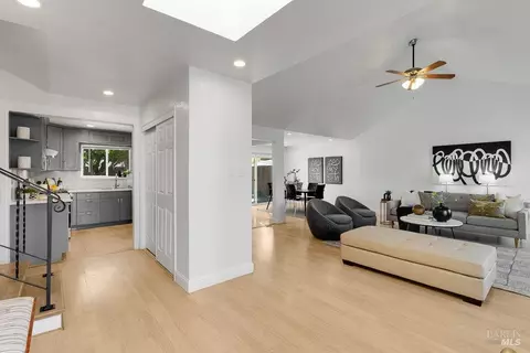 Entry Way - 112 Palomar Ln, Vallejo, CA 94591 photo 2 of 10