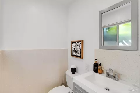 Bath - 112 Palomar Ln, Vallejo, CA 94591 photo 3 of 14
