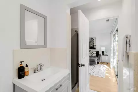 Bath - 112 Palomar Ln, Vallejo, CA 94591 photo 4 of 14