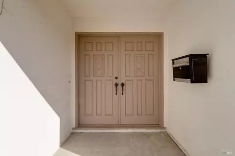 Entry Way - 112 Palomar Ln, Vallejo, CA 94591 photo 7 of 10