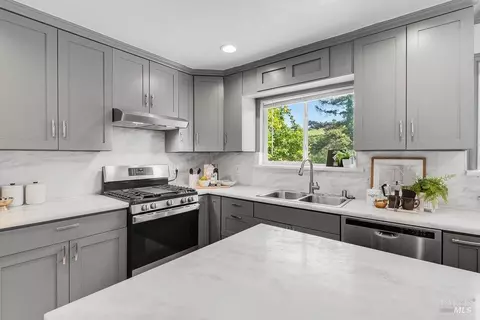 Kitchen - 112 Palomar Ln, Vallejo, CA 94591 photo 5 of 8