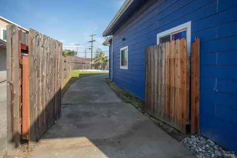 Exterior - 16 Solano Dr, Dixon, CA 95620 photo 3 of 10