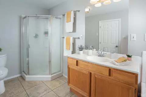 Bath - 16 Solano Dr, Dixon, CA 95620 photo 5 of 7