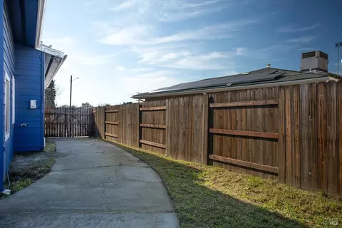 Exterior - 16 Solano Dr, Dixon, CA 95620 photo 4 of 10