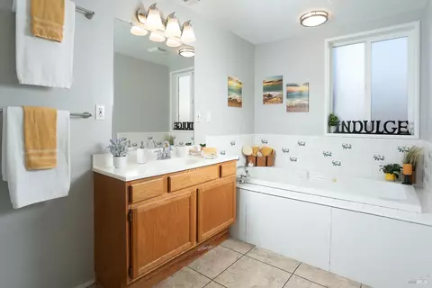 Bath - 16 Solano Dr, Dixon, CA 95620 photo 6 of 7