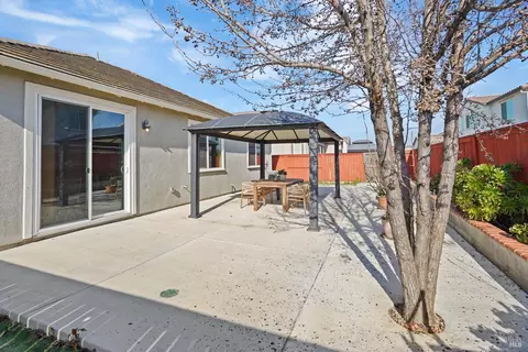 Exterior - 1275 Columbia Dr, Dixon, CA 95620 photo 3 of 8