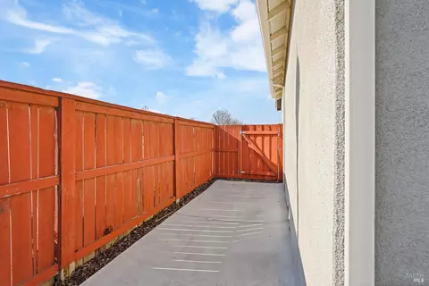 Exterior - 1275 Columbia Dr, Dixon, CA 95620 photo 5 of 8