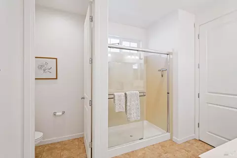 Bath - 1275 Columbia Dr, Dixon, CA 95620 photo 2 of 3