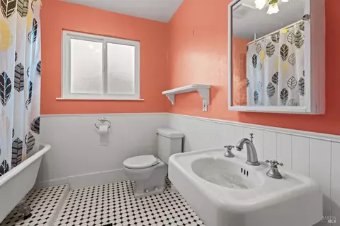 Bath - 204 S Dora St, Ukiah, CA 95482 photo 1 of 5