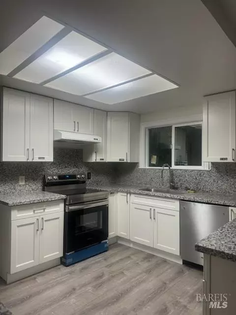 Kitchen - 107 Cavan Ct, Vacaville, CA 95687 photo 2 of 2