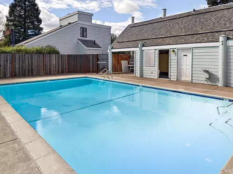 Exterior - 230 Courtyards E, Windsor, CA 95492 photo 3 of 3