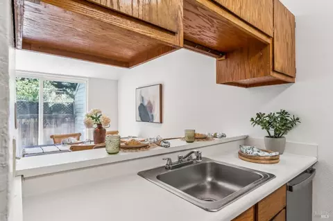 Kitchen - 230 Courtyards E, Windsor, CA 95492 photo 1 of 2