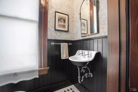 Bath - 608 Randolph St, Napa, CA 94559 photo 9 of 12