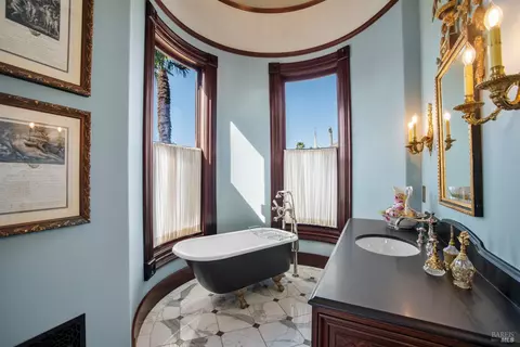 Bath - 608 Randolph St, Napa, CA 94559 photo 2 of 12