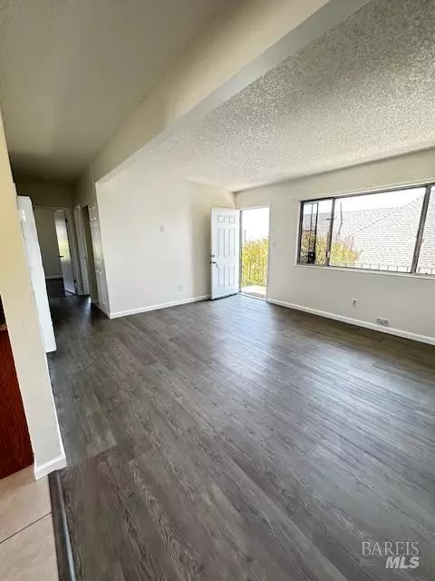 Living - 523 Branciforte St, Vallejo, CA 94590 photo 3 of 6