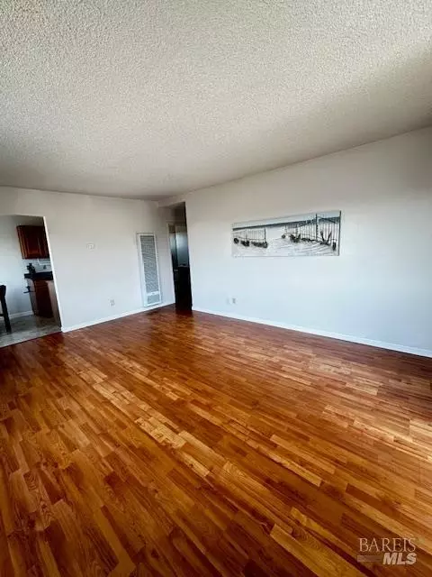 Living - 523 Branciforte St, Vallejo, CA 94590 photo 2 of 6