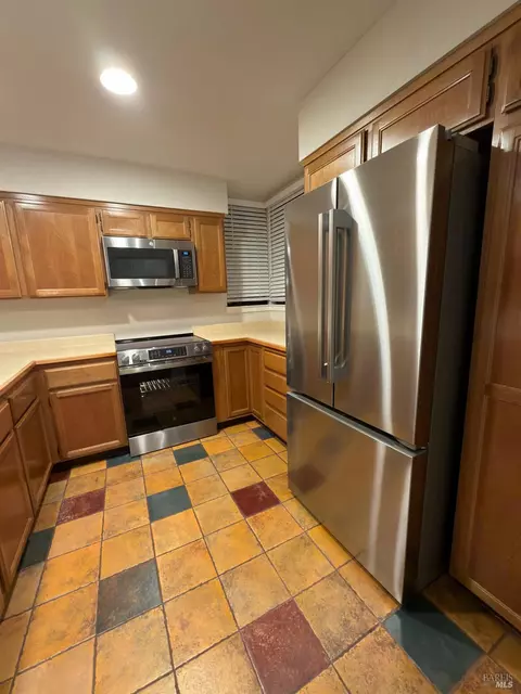 Kitchen - 104 Nantucket Ln, Vallejo, CA 94590 photo 4 of 5