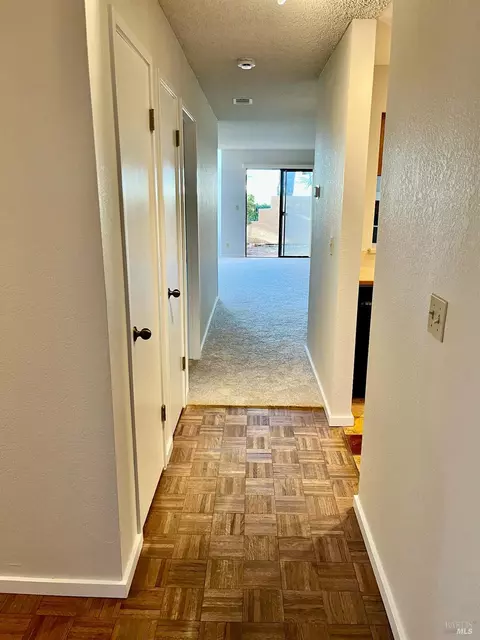 Entry Way - 104 Nantucket Ln, Vallejo, CA 94590 photo 2 of 3