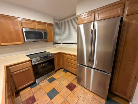 Kitchen - 104 Nantucket Ln, Vallejo, CA 94590 photo 3 of 5