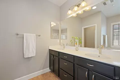 Bath - 615 Sitka Dr, Vacaville, CA 95687 photo 2 of 4