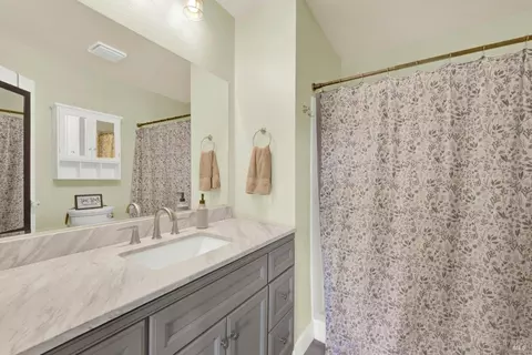 Bath - 655 Marshall Ct, Vacaville, CA 95687 photo 2 of 5