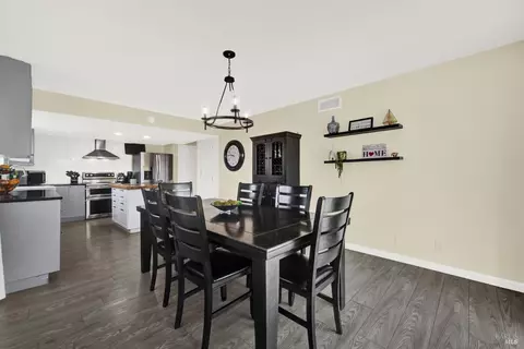 Dining - 655 Marshall Ct, Vacaville, CA 95687 photo 5 of 7
