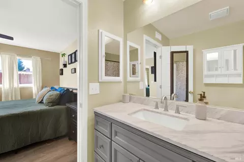 Bath - 655 Marshall Ct, Vacaville, CA 95687 photo 3 of 5