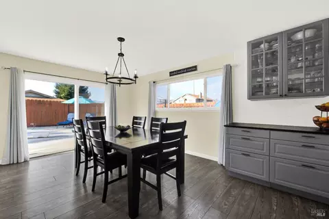 Dining - 655 Marshall Ct, Vacaville, CA 95687 photo 2 of 7