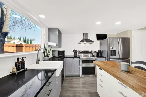 Kitchen - 655 Marshall Ct, Vacaville, CA 95687 photo 7 of 11