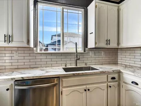 Kitchen - 36 W Brookside Dr, Cloverdale, CA 95425 photo 2 of 4