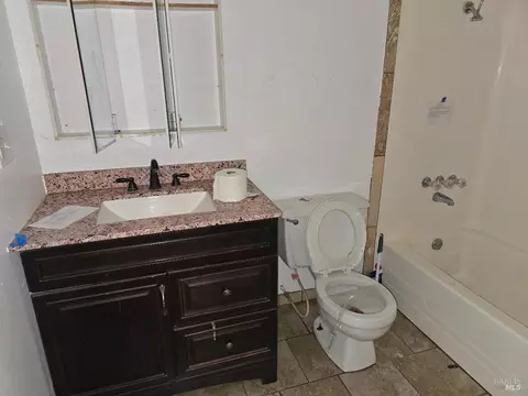 Bath - 1653 Lilac Ln, Willits, CA 95490 photo 1 of 2