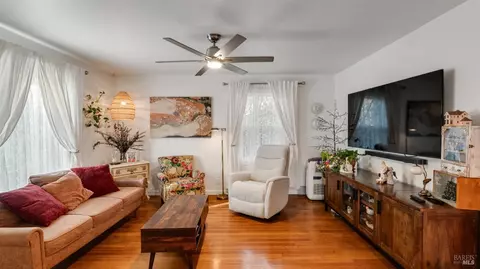 Living - 712 Laurel St, Vallejo, CA 94591 photo 2 of 4