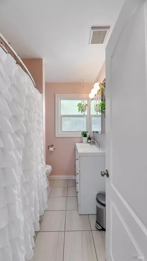 Bath - 712 Laurel St, Vallejo, CA 94591 photo 1 of 1
