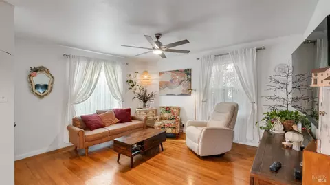 Living - 712 Laurel St, Vallejo, CA 94591 photo 3 of 4