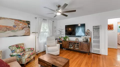 Living - 712 Laurel St, Vallejo, CA 94591 photo 1 of 4