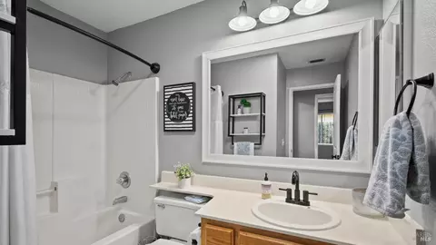 Bath - 840 Green Dr, Dixon, CA 95620 photo 3 of 3