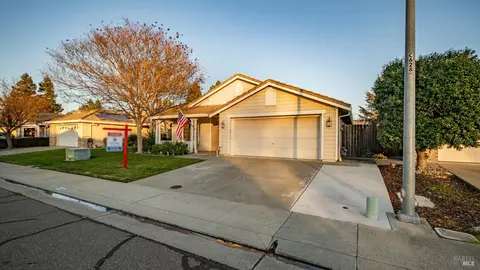 Exterior - 840 Green Dr, Dixon, CA 95620 photo 2 of 11