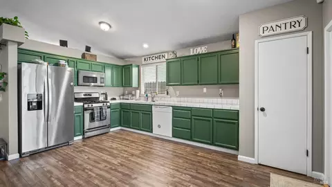 Kitchen - 840 Green Dr, Dixon, CA 95620 photo 3 of 6