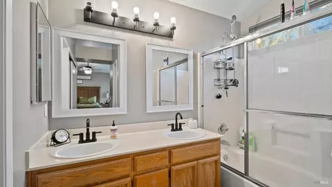 Bath - 840 Green Dr, Dixon, CA 95620 photo 1 of 3
