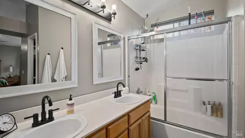 Bath - 840 Green Dr, Dixon, CA 95620 photo 2 of 3