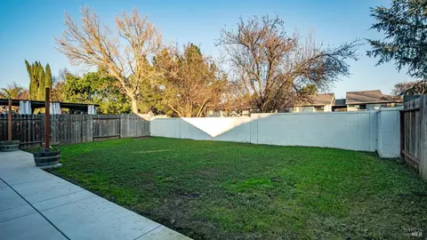Exterior - 840 Green Dr, Dixon, CA 95620 photo 8 of 11