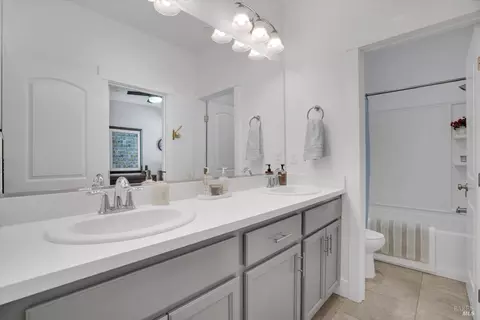 Bath - 312 Primrose Dr, Vacaville, CA 95687 photo 2 of 5