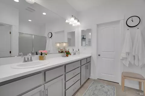 Bath - 312 Primrose Dr, Vacaville, CA 95687 photo 4 of 5