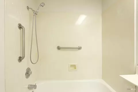 Bath - 517 Britannia Dr, Vallejo, CA 94591 photo 2 of 5